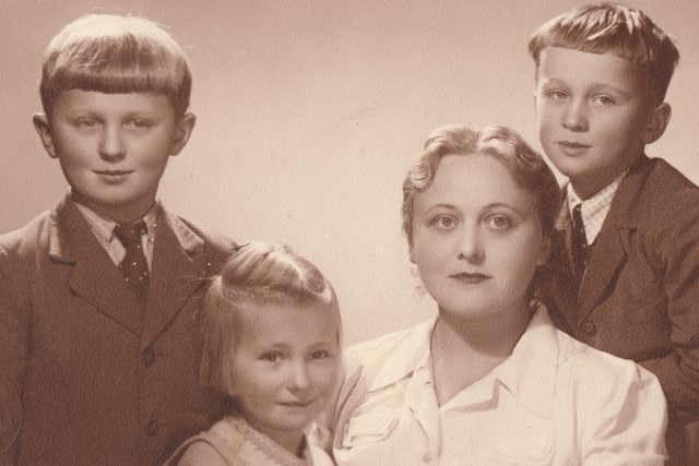 Zleva Ctirad,  Zdena mladší,  Zdena a Josef Mašínovi v roce 1941 | foto: Post Bellum