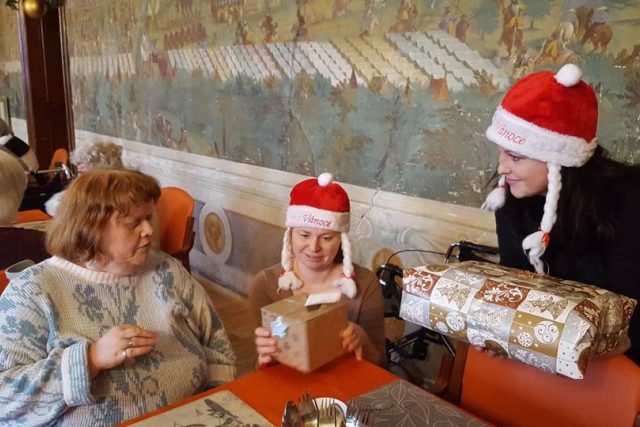  Ježíškova vnoučata už poslala přes 13 tisíc dárků a k tomu zařídila víc než tisíc nejrůznějších zážitků | foto: Olga Štrejbarová