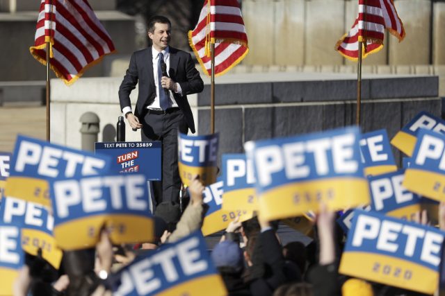 Pete Buttigieg odstupuje z boje o americký prezidentský úřad | foto: Mark Humphrey,  ČTK/AP