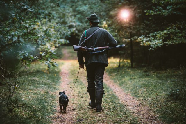 Myslivec se svým psem | foto: Shutterstock
