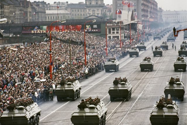 Oslavy a vojenská přehlídka 9. května na pražské Letné v roce 1965 | foto: Alexandr Hampl,  ČTK