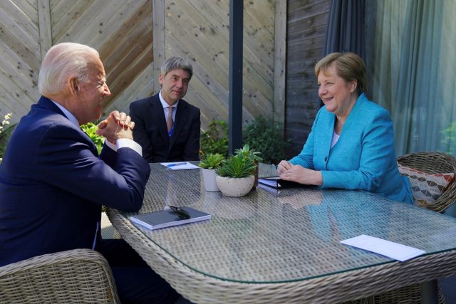 Německá kancléřka Angela Merkelová jedná s americkým prezidentem Joem Bidenem | foto: Profimedia