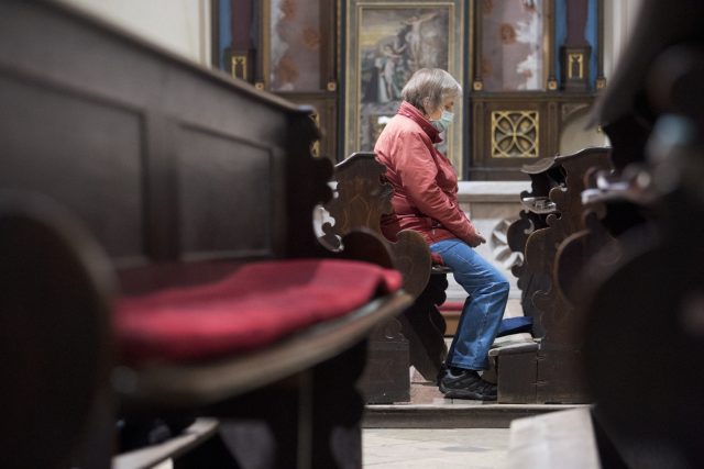 Věřící na bohoslužbě v chrudimském kostele Nanebevzetí Panny Marie  (12. října 2020) | foto: Josef Vostárek,  ČTK