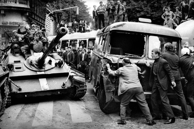 21. srpen 1968 před budovou Československého rozhlasu v Praze | foto: Bohumil Dobrovolský,  Výstava Sovětská invaze - srpen 1968