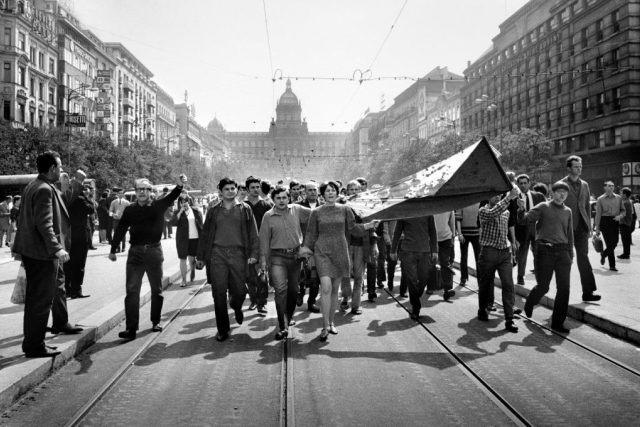 Lidé na Václavském náměstí nesou 21. srpna 1968 zkrvavenou státní vlajku | foto: Libuše Kyndrová,  Výstava Sovětská invaze - srpen 1968
