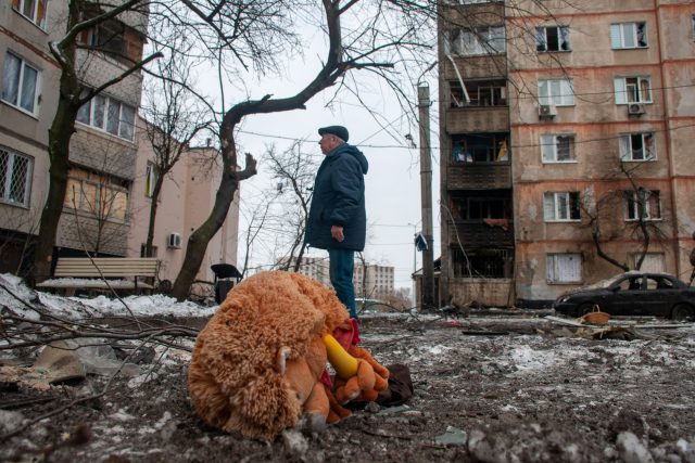Dětská hračka ležící uprostřed ulice zničené po raketovém útoku v Charkově na Ukrajině | foto: Fotobanka Unian
