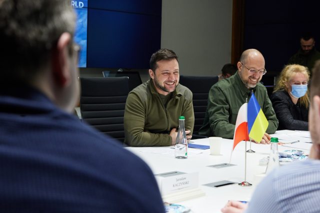 Ukrajinský prezident Volodymyr Zelenský  (vlevo) a premiér Denys Šmyhal při návštěvě evropských premiérů | foto: Fotobanka Unian