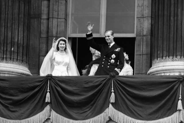 Alžběta II. se svým novomanželem Philipem zdraví davy po svatebním obřadu,  20. listopad 1947 | foto: PA Images via Reuters Connect
