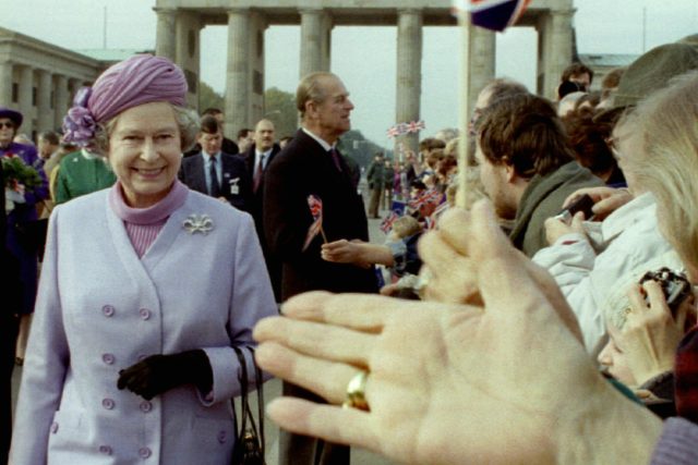 Královna Alžběta II. při návštěvě Berlína v roce 1992. | foto: Reuters