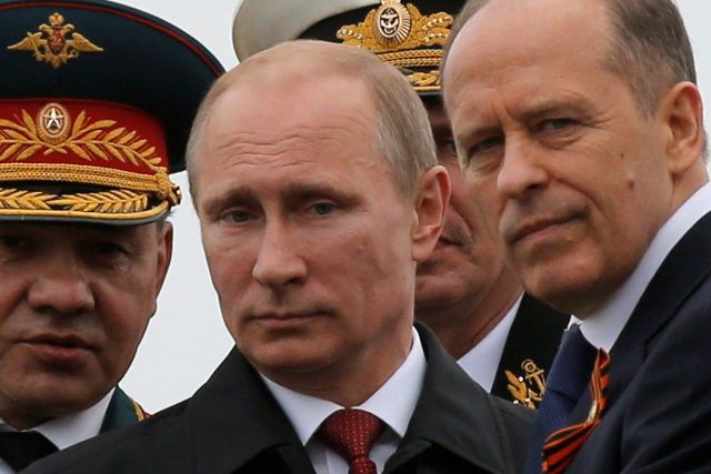 Putinovi blízcí. Vlevo ministr obrany Šojgu,  vpravo šéf FSB Bortnikov | foto: Maxim Shemetov,  Reuters