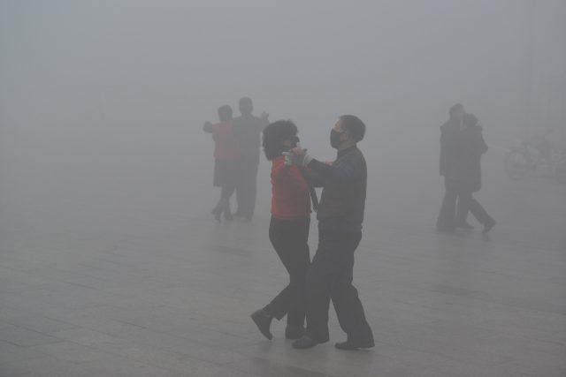 Čínu sužuje smog  (na ilustračním snímku z ledna 2017 tančící páry s maskami na tvářích ve Fu-jangu,  provincie An-chuej). | foto: China Daily,  Reuters