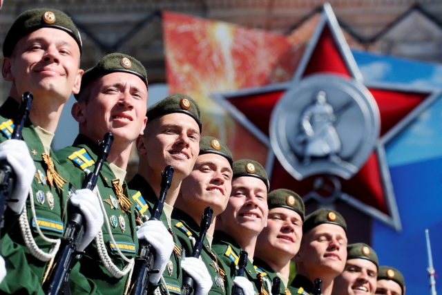 Ruští vojáci během přehlídky na ruský Den vítězství | foto: Reuters