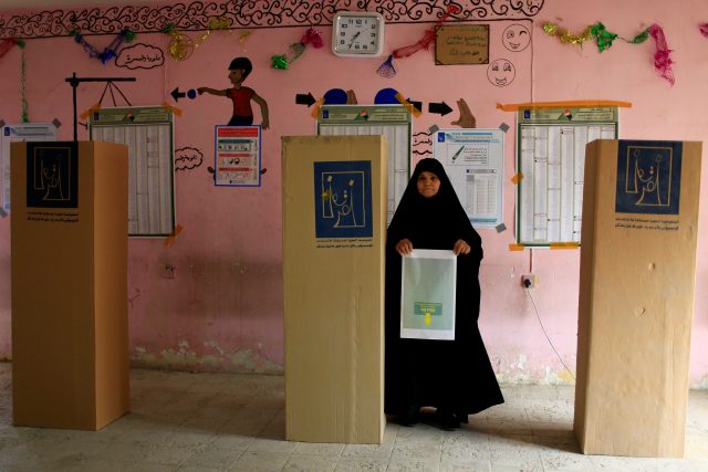 Irácká žena při parlamentních volbách | foto: Reuters