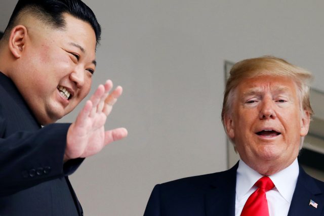 Mimika a gesta: Kim Čong-un a Donald Trump na balkónu Capella Hotel,  který summit hostil.  | foto: Jonathan Ernst,  Reuters