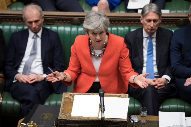 Dvě třetiny Britů se podle Hnízda domnívají,  že premiérka Theresa Mayová v jednáních s Unií postupovala špatně. A stejný počet míní,  že k nim špatně přistupoval i Brusel | foto: Jessica Taylor,  Reuters