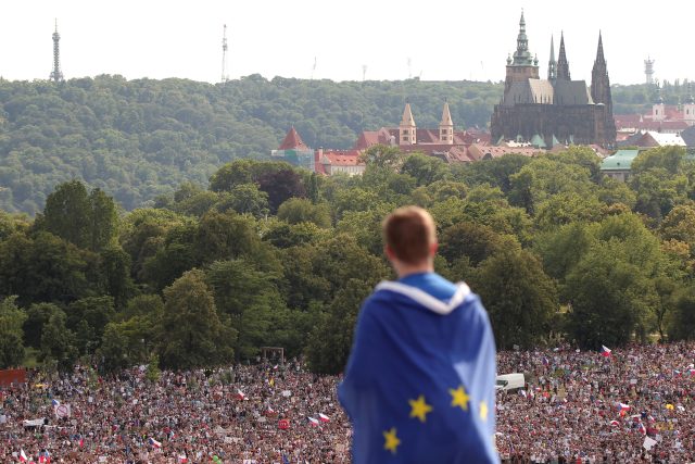 Pražský hrad na pozadí zaplněné Letné | foto: Reuters