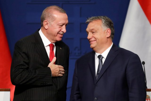 Turecký prezident Recep Tayyip Erdogan a maďarský premiér Viktor Orbán | foto: Bernadett Szabo,  Reuters