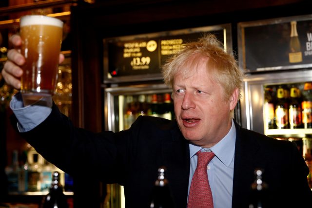 Vláda Borise Johnsona zavedla novou regulaci,  která má zamezit šíření koronaviru. Lidé si ve znovuotevřených hospodách objednají pivo jen při uvedení jména. | foto: Henry Nicholls,  Reuters