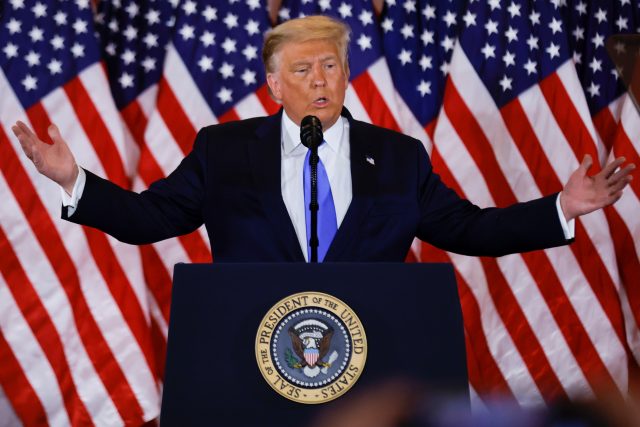 Americký prezident Donald Trump okomentoval průběžné výsledky z Bílého domu | foto: Carlos Barria,  Reuters