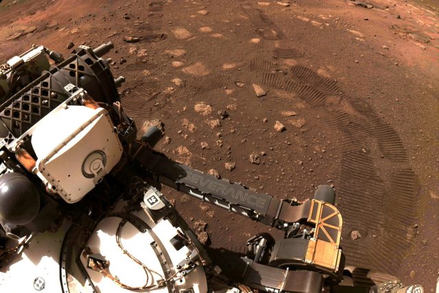 Robotický průzkumník Perseverance při jízdě po povrchu Marsu | foto: NASA/Reuters