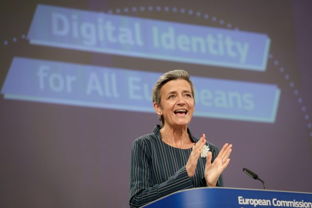 Místopředsedkyně Evropské komise Margrethe Vestagerová ppředstavuje projekt digitální peněženky. | foto: Stephanie Lecocq