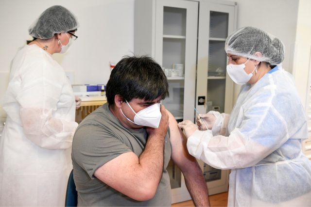 Očkovaní Slováci se vyhnou zpřísněným hygienickým opatřením | foto: Radovan Stoklasa,  Reuters