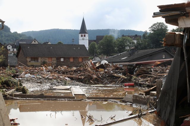 Zřícené domy v německé obci Schuld zasažené povodněmi a silnými srážkami. | foto: Wolfgang Rattay,  Reuters