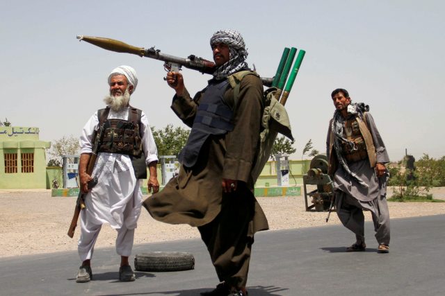 Tálibán obklíčil tři afghánské provinční metropole - Kandahár,  Laškargáh a Herát | foto: Jalil Ahmad,  Reuters