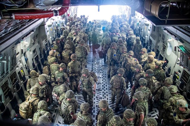 Britské ozbrojené síly přijíždějí do Kábulu,  aby pomohly Britům opouštějícím Afghánistán. | foto: Reuters