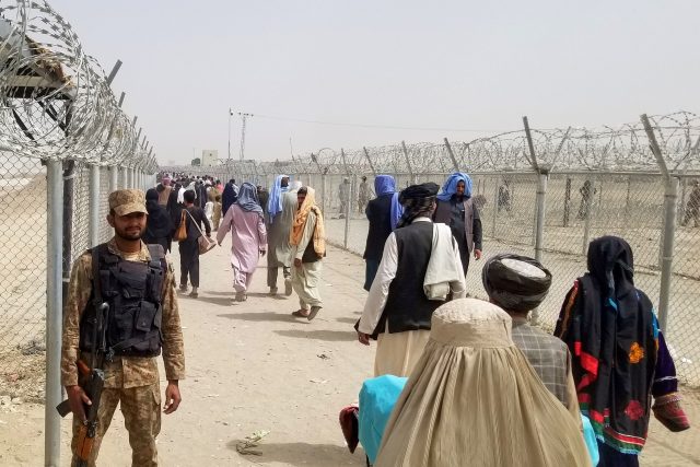 Lidé opouštějí Afghánistán přes pákistánsko-afghánské město Chaman. | foto: Saeed Ali Achakzai,  Reuters