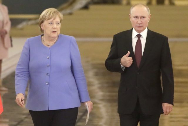 Německá kancléřka Angela Merkelová a ruský prezident Vladimir Putin na schůzce v Kremlu. | foto: Mikhail Metze,  Reuters