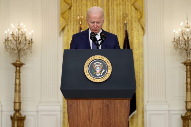 Prezident Joe Biden během ticha za oběti výbuchu v Kábulu | foto: Jonathan Ernst,  Reuters