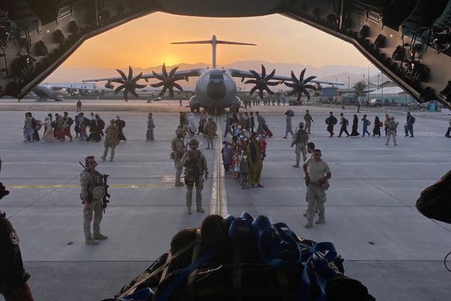 Evakuační lety z Afghánistánu,  který ovládlo radikální islamistické hnutí Tálibán  (ilustrační foto) | foto: Ministry of Defense of Spain,  Reuters