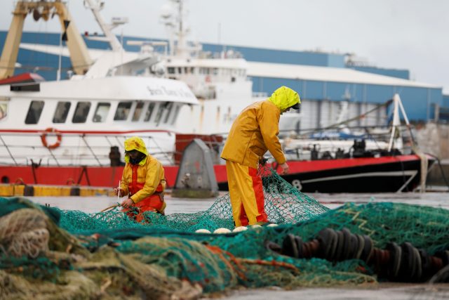 Francouzští rybáři opravují sítě | foto: Charles Platiau,  Reuters