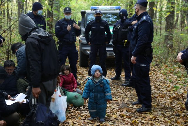 Iráčtí uprchlíci na hranicích Polska a Běloruska. Archivní foto | foto: Kacper Pempel,  Reuters