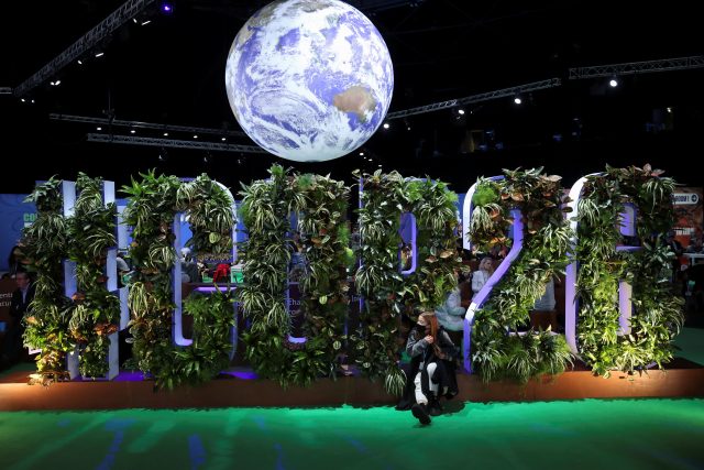 Obří model Země ve vstupní hale konference COP26 v Glasgow | foto: Yves Herman,  Reuters