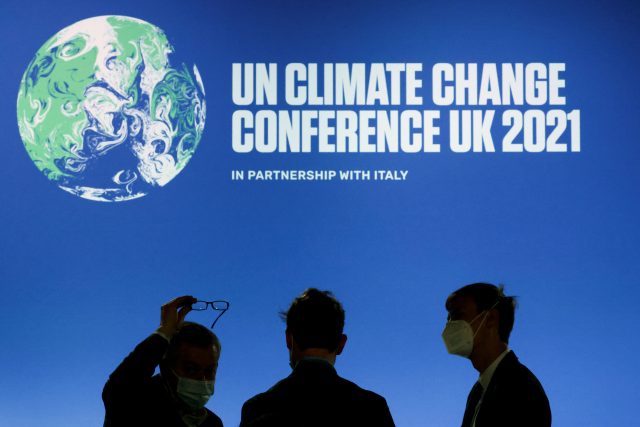 Organizátoři klimatické konference OSN ve skotském Glasgow zveřejnili první návrh dohody,  z něhož vzejdou závěry jednání označovaného zkratkou COP26 | foto: Yves Herman,  Reuters