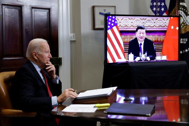 Podle deníku Washington Post hrozí,  že bojkot naruší mírné oteplení v americko-čínských vztazích po listopadovém virtuálním summitu Bidena se Si Ťin-pchingem | foto: Jonathan Ernst,  Reuters