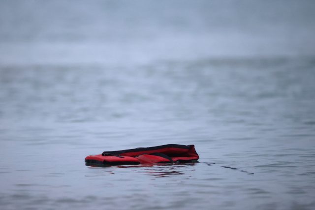 Záchranná vesta zůstala po necelé čtyřicítce lidí,  se kterými se převrátil člun v kanálu La Manche | foto: Gonzalo Fuentes,  Reuters