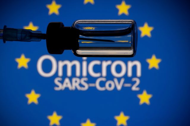 Vědci nyní zjišťují,  zda nová varianta omikron dokáže obejít protilátky získané z očkování | foto: Dado Ruvic,  Reuters
