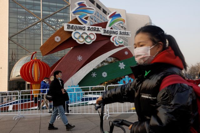 Obyvatelé Pekingu se připravují na zimní olympijské hry | foto: Reuters