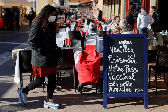 Vstup do kaváren ve Francii pouze pro očkované | foto:  Eric Gaillard,  Reuters