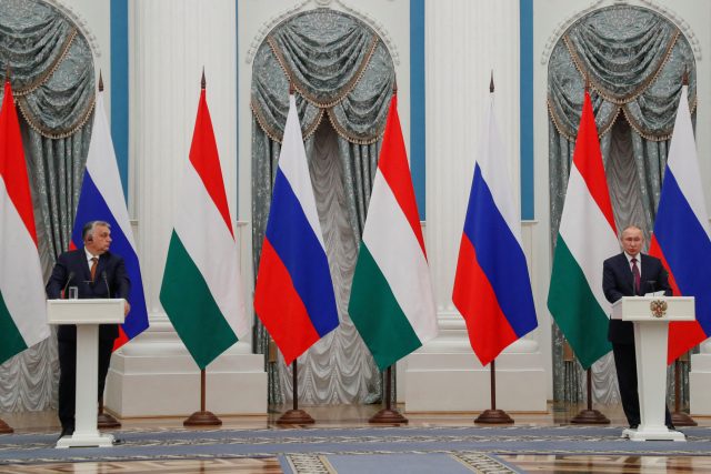 Maďarský premiér Viktor Orbán  (vlevo) se počátkem února v Moskvě sešel s ruským prezidentem Vladimirem Putinem | foto: Reuters