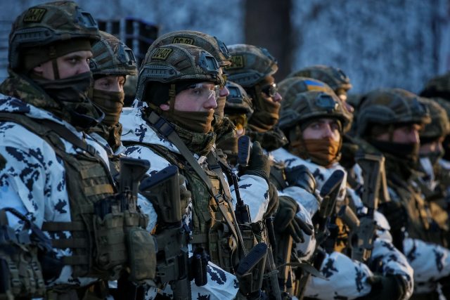Ukrajina provádí vojenská cvičení,  zatímco se země připravuje na možnost konfliktu s Ruskem | foto: Gleb Garanich,  Reuters