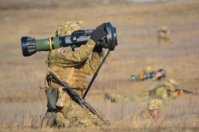 Ukrajina vzdoruje agresorovi nejen díky odhodlání svých vojáků i běžných lidí,  ale také díky dodávkám moderních západních zbraní,  například protitankových střel Javelin. | foto: Reuters