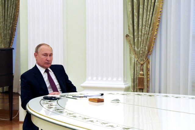 Vladimir Putin u dlouhého bílého stolu | foto: Sputnik/Mikhail Klimentyev/Kremlin,  Reuters