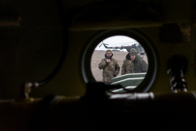 Příslušníci ukrajinských ozbrojených sil na letišti poblíž Kramatorsku v Doněcké oblasti | foto: Carlos Barria,  Reuters