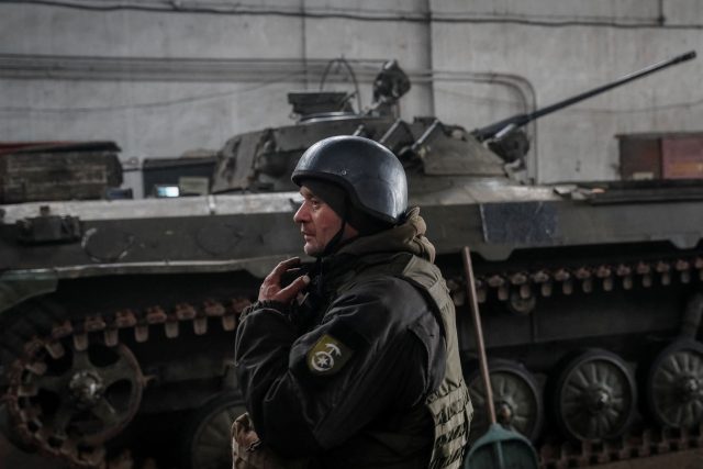 Voják na Ukrajině vedle bojového vozidla pěchoty na frontové linii poblíž města Novoluhanske v Doněcké oblasti | foto: Reuters