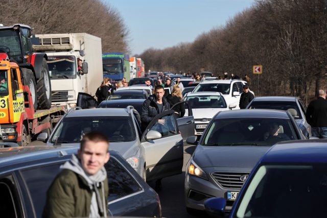 Zácpy na cestě ven z Charkova | foto: Reuters