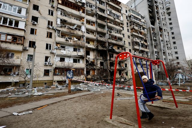Obytný dům v Kyjevě,  který byl zničen v průběhu ruské ofenzívy | foto: Reuters